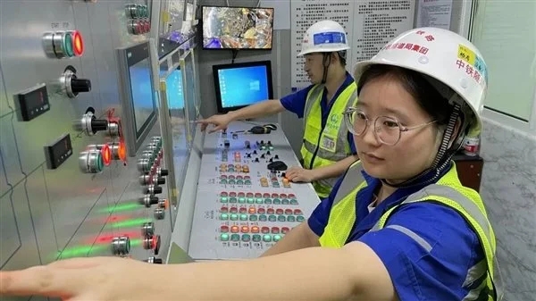 中国百米海底超级工程首位女盾构机司机亮相:95后萌妹子。