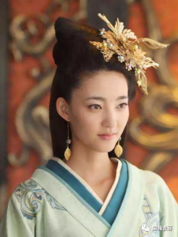 没有丈夫涉案的丑闻,克劳迪娅不是一个讨人喜欢的人