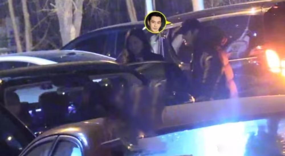 黄晓明离婚后释放自我,与女制作人搂抱,抚摸脸颊,表现亲密