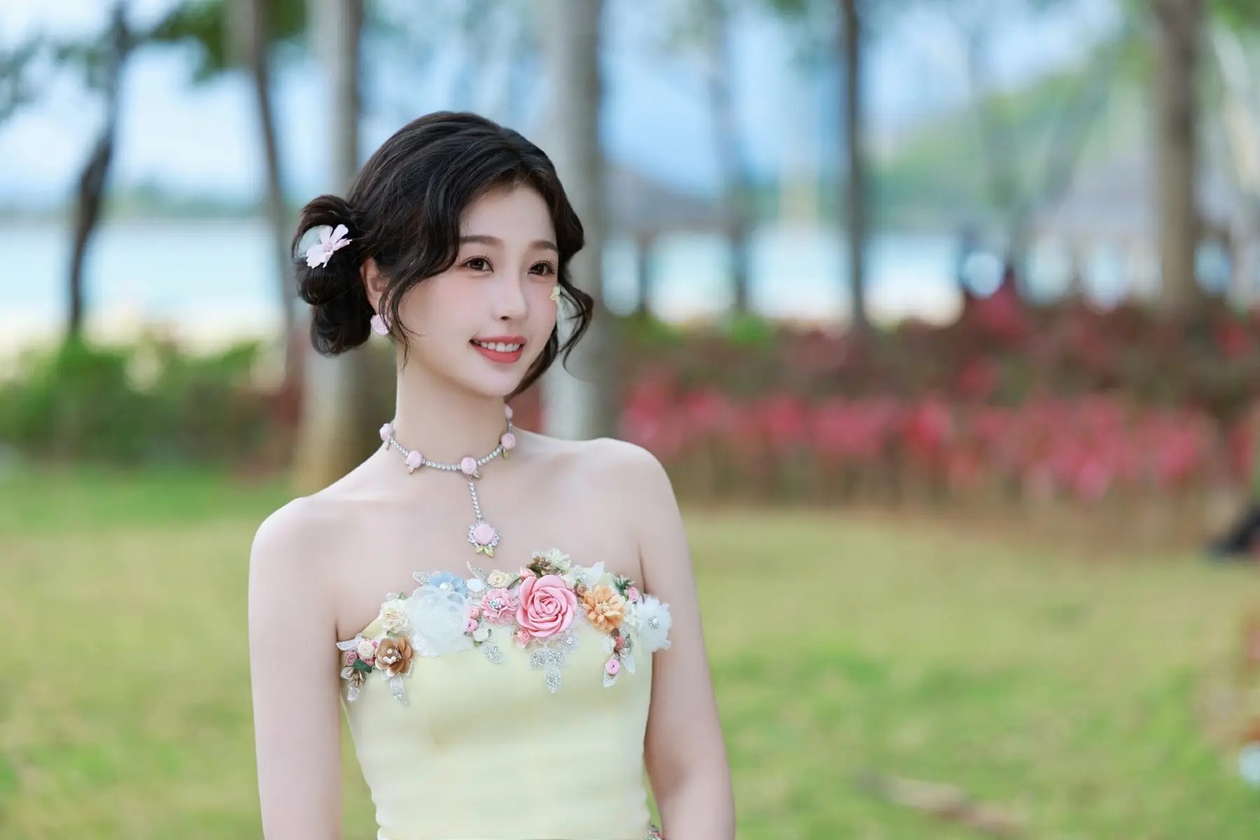 关晓彤为角色染金发晒近照,网友赞其尽责是公认好演员!