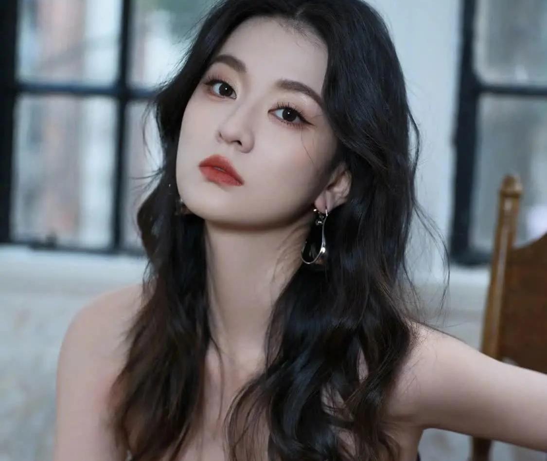 歌手石凯出轨后续:订婚正面照曝光,粉丝分裂,太湖湾音乐节力挺
