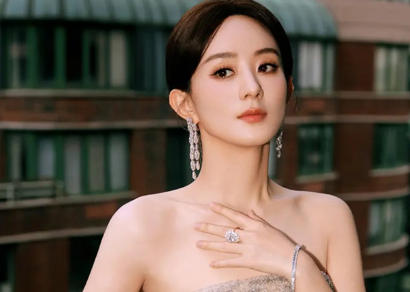刘品言晒照官宣结婚怀孕!穿婚纱与丈夫跳舞浪漫唯美