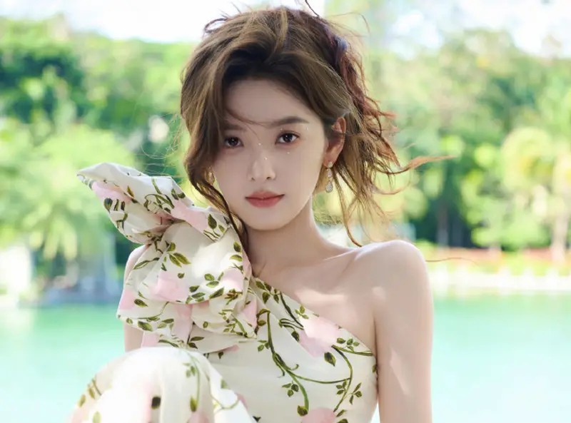 张若昀夫妇携女重游婚纱地：幸福满溢的时光画卷