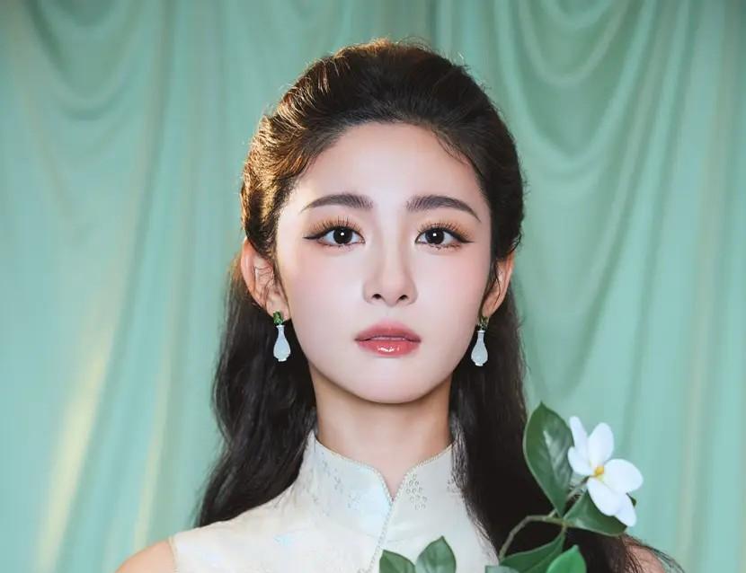 北京这一夜,宋佳气质好,刘雅瑟造型看不懂,徐帆带养女亮相