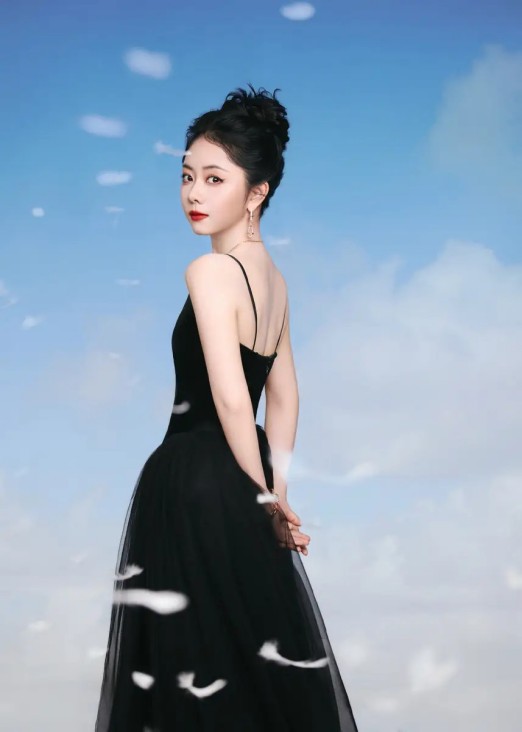 王晓晨穿吊带花长裙参加线下活动,皮肤白皙,从侧面看双下巴明显